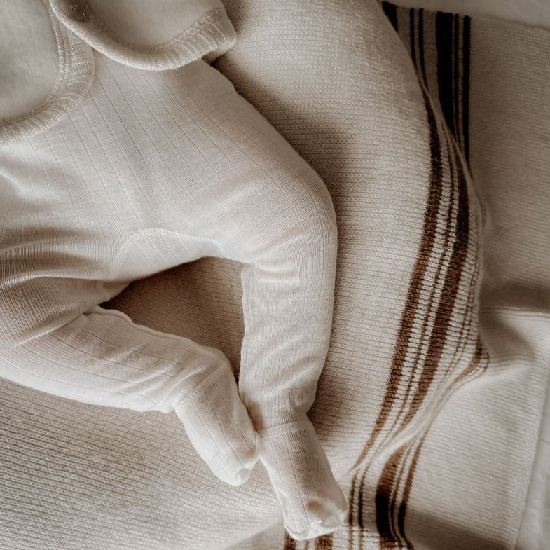 Legging voor baby's met voetjes in de kleur naturel van het merk Joha.
