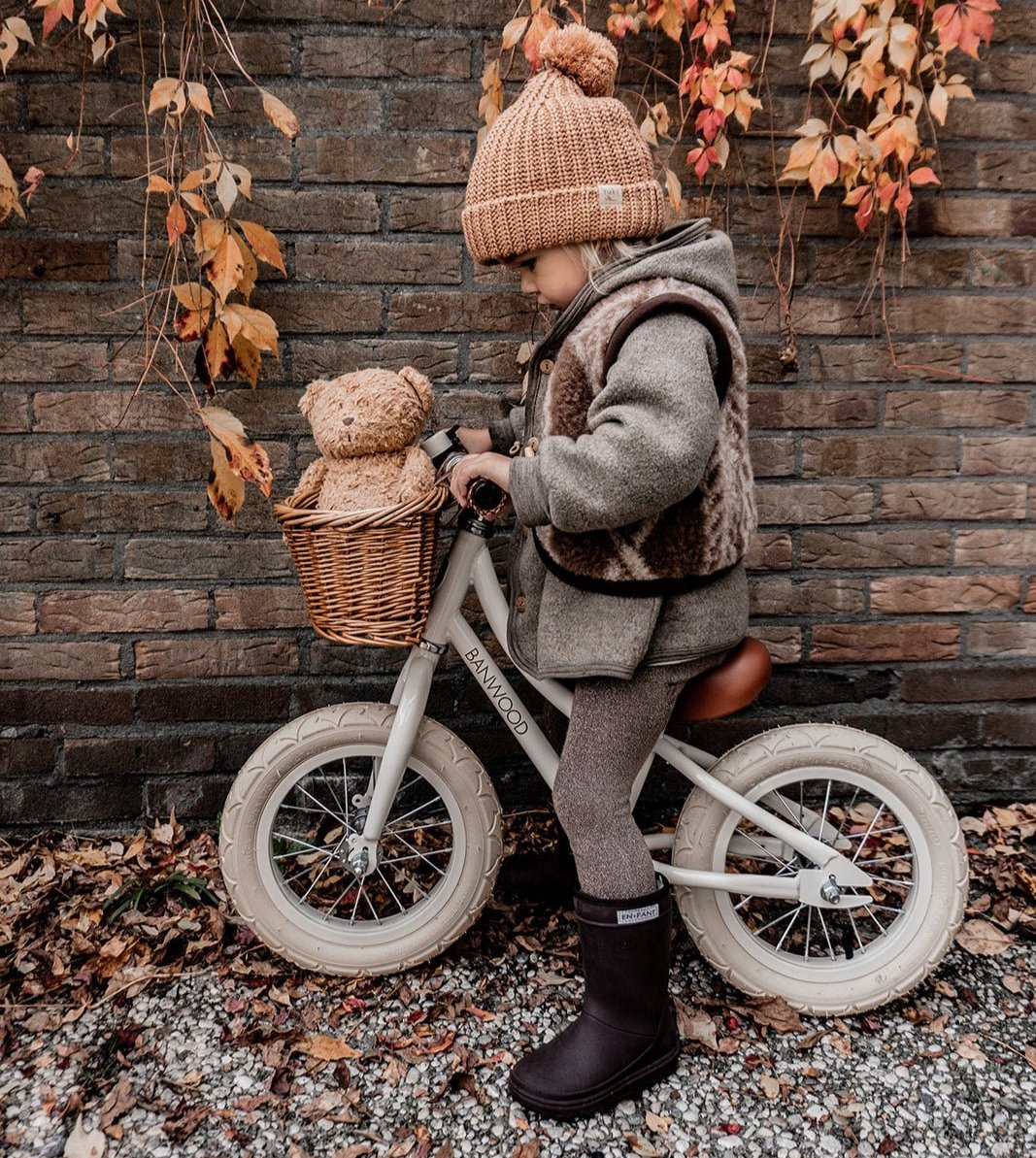 Limited edition bodywarmer Alwero meisje op de fiets.