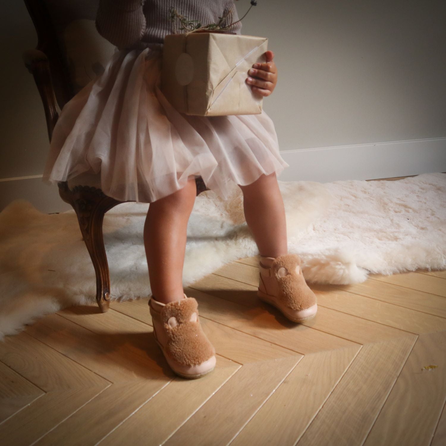 Lotus dress rose grey Donsje zoom in op schoenen Donsje.