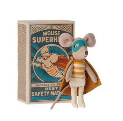 Een Maileg Super hero mouse in a matchbox