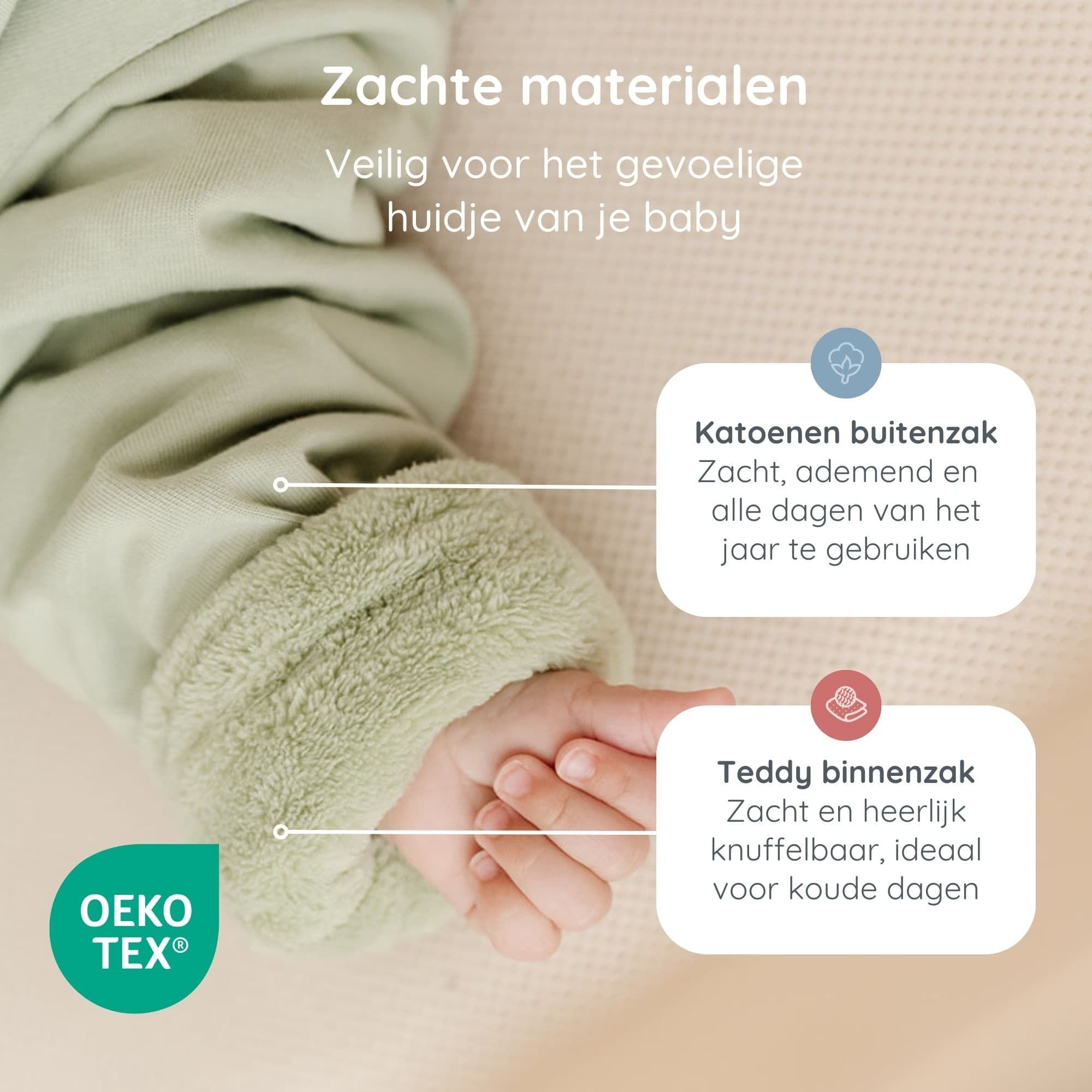 Handje van baby met Meegroeislaapzak 6M-2.5Y Olive aan