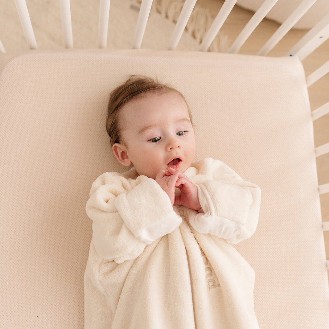 Kindje met meegroeislaapzak puckababy aan