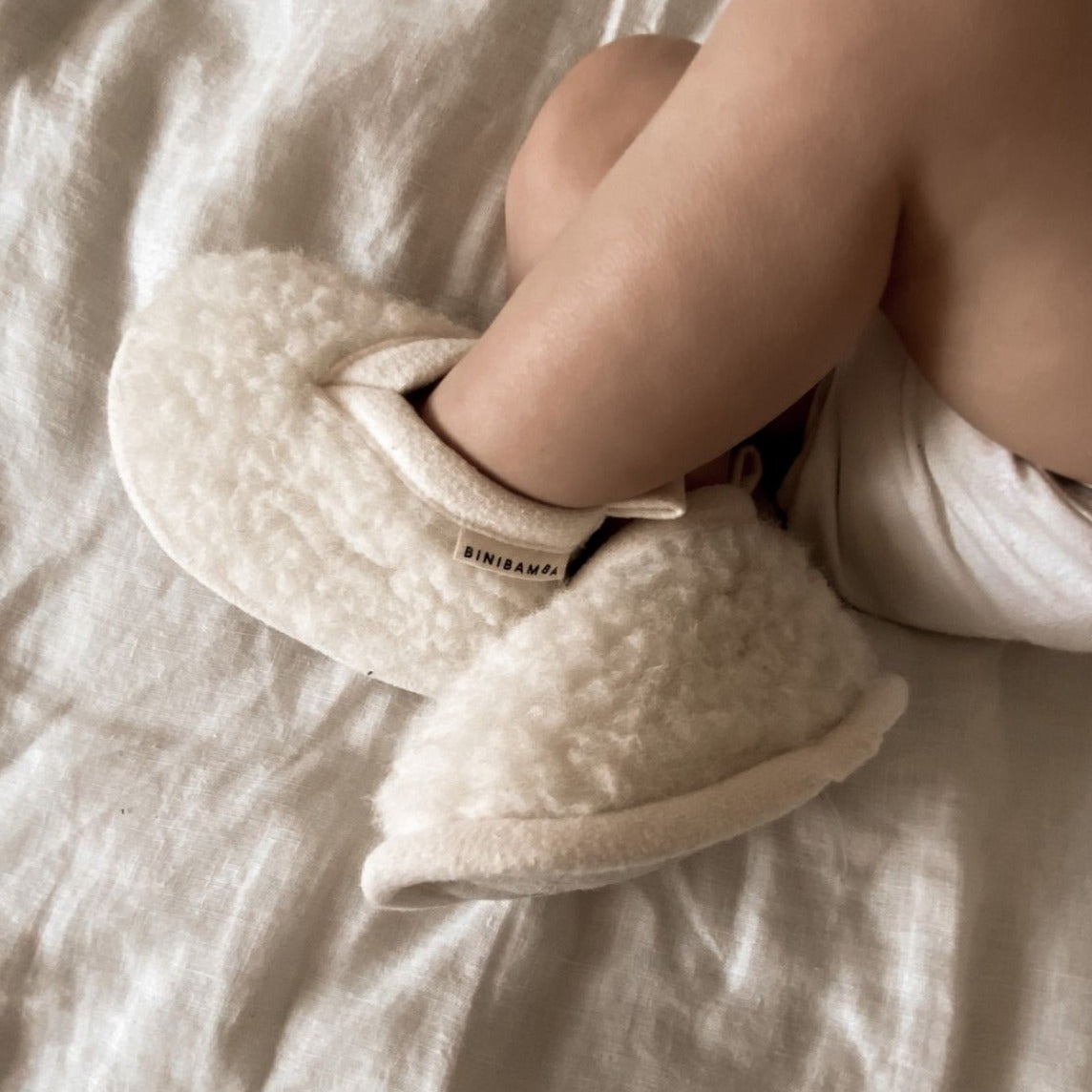 Wollen sloffen voor kinderen in de kleur naturel gemaakt van schapenwol van Binibamba 1.