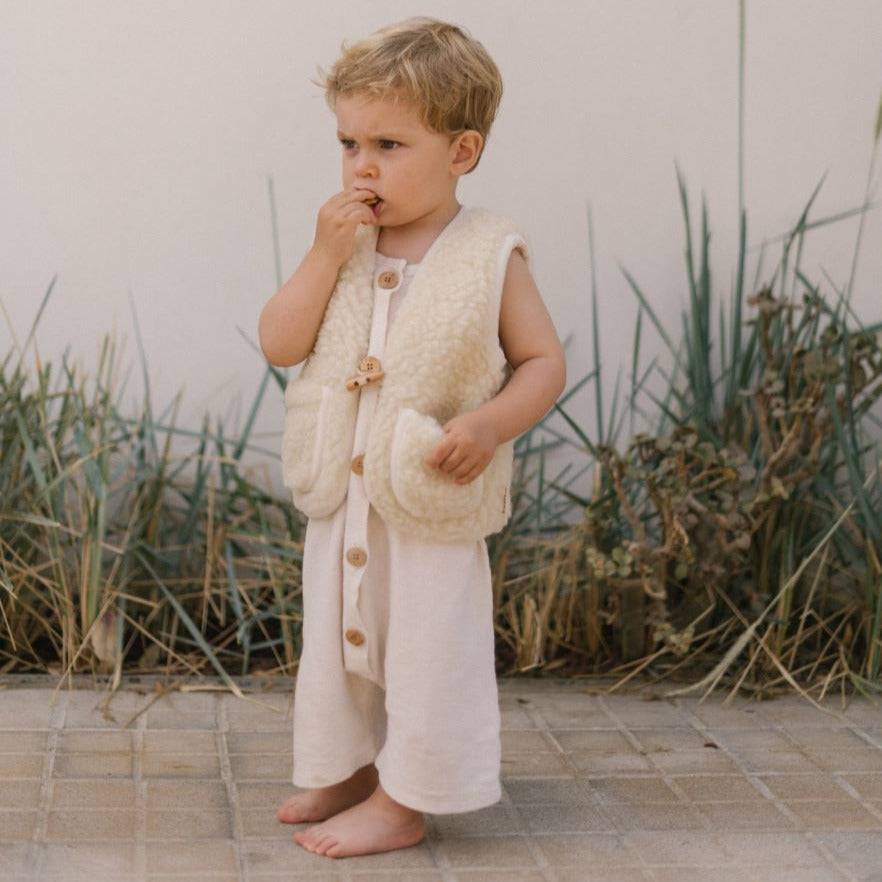 Bodywarmer in naturel kleur gemaakt van dik schapenwol van Binibamba Lifestyle 2.