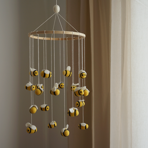 Muziek mobiel voor boven de wieg of commode met prachtige bijen voor baby's.