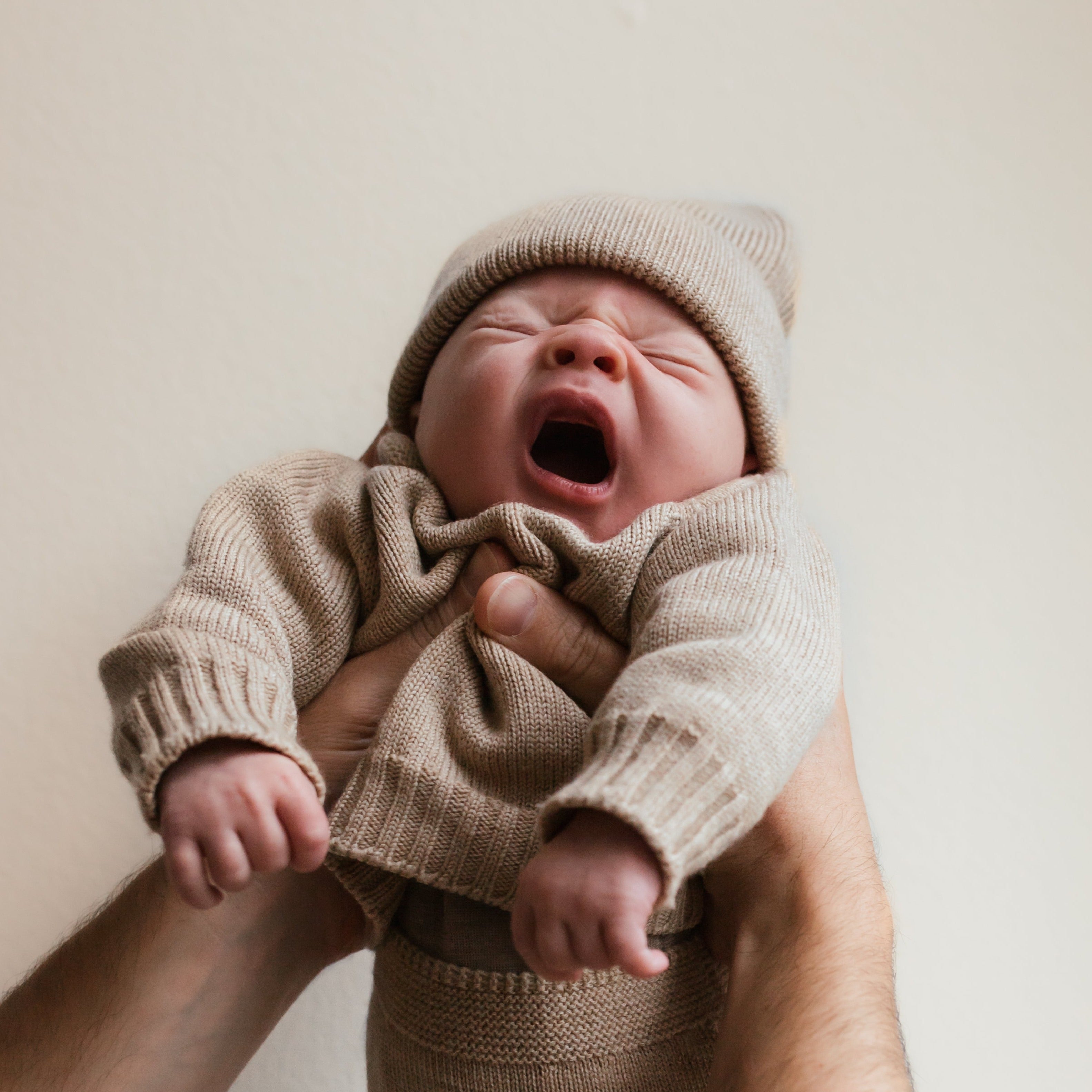 Sand beanie gebreid voor kids van HVID.