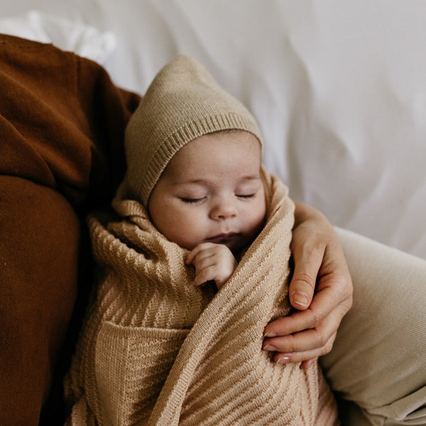 Gebreide bonnet voor baby's in de kleur Sand van HVID lifestyle.