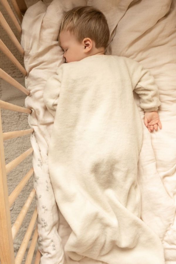 Slaapzak gemaakt van biologische merino wol fleece voor baby's en kinderen van Reiff in het naturel.