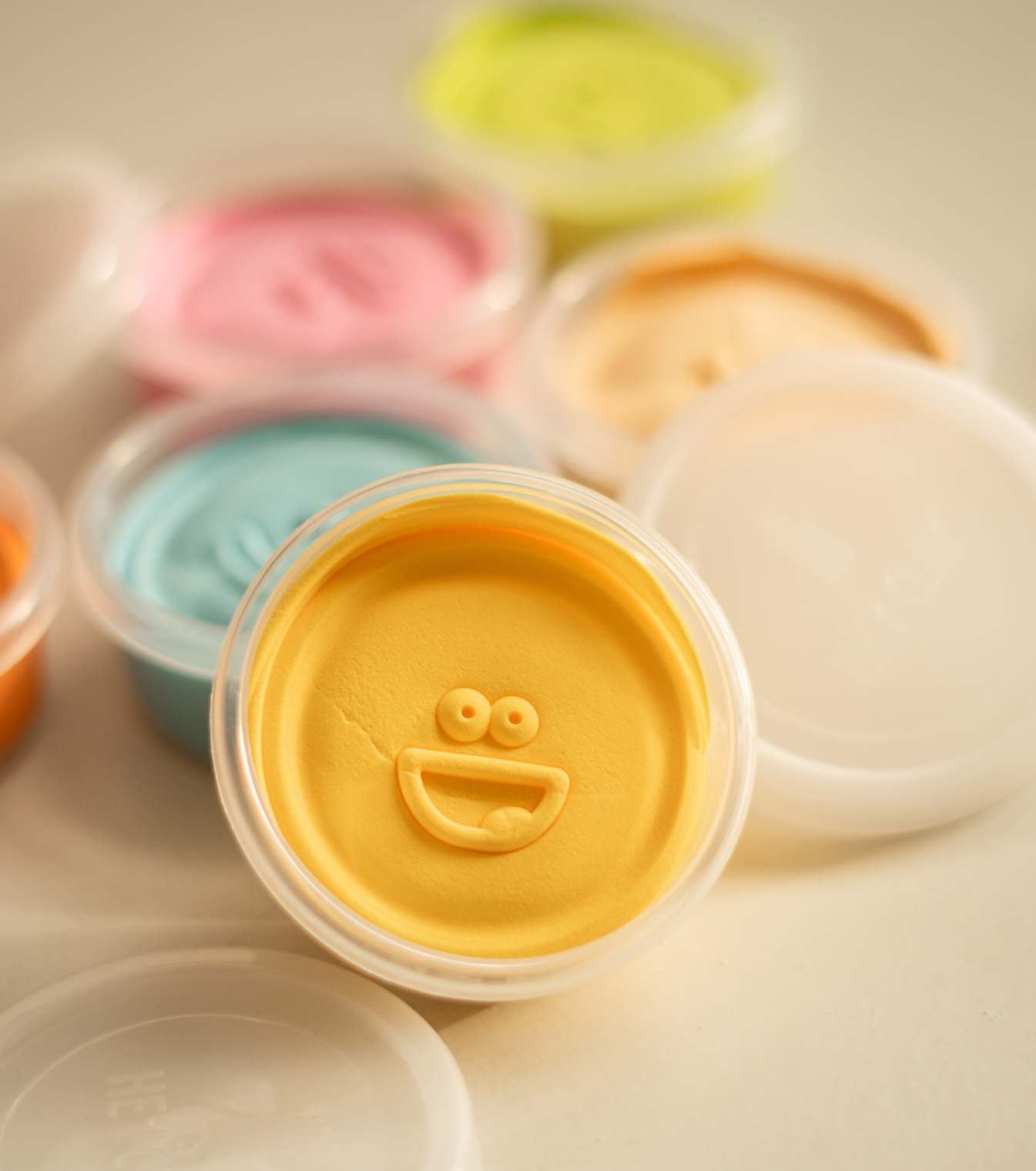 Klein voor kinderen in verschillende potjes en kleuren om mee te knutselen. Deze set bevat vissen om te maken.