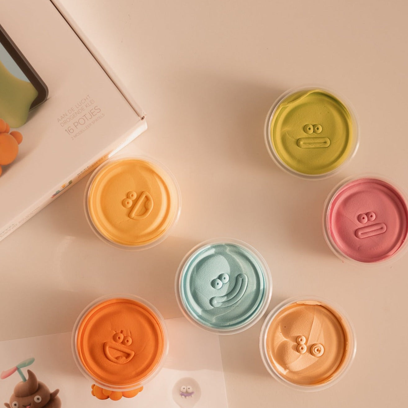 Klein voor kinderen in verschillende potjes en kleuren om mee te knutselen. Deze set bevat vissen om te maken.