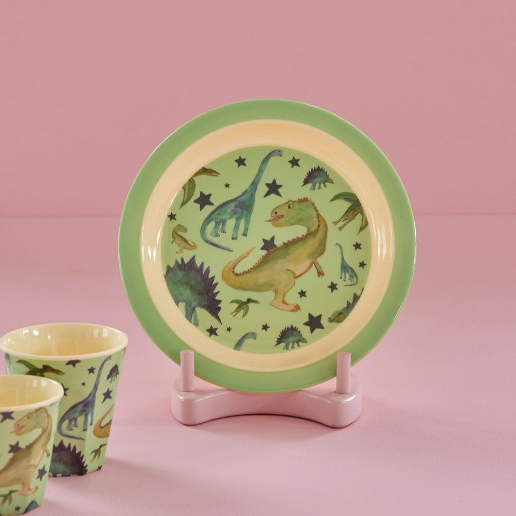 Groen bord voor kinderen met dino figuurtjes erop veraf