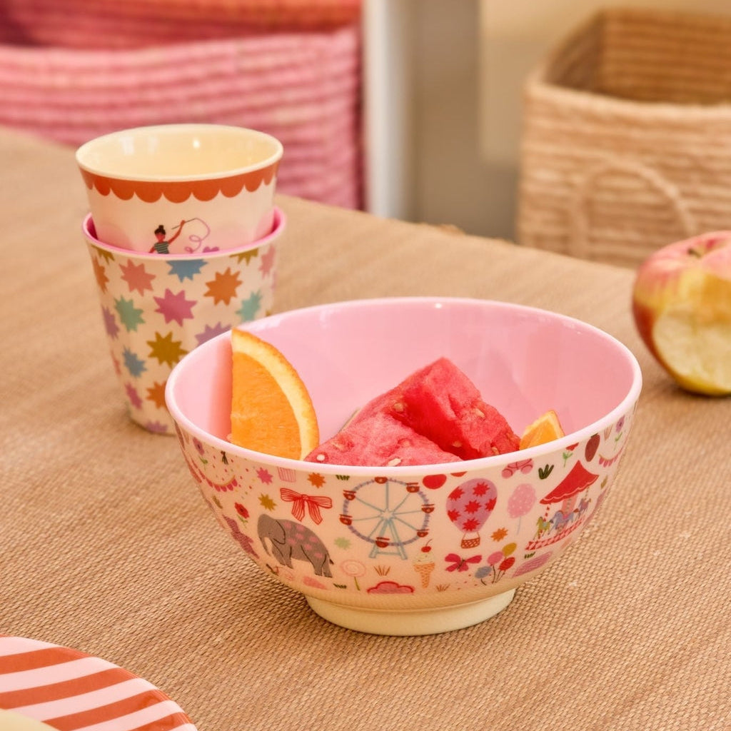 Roze kommetje voor kinderen met circus figuurtjes erop op tafel