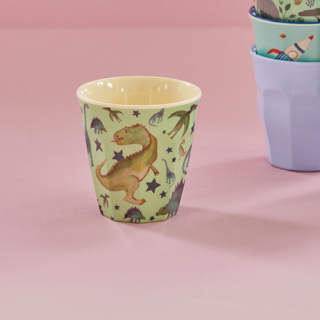 Groene beker voor kinderen met dino erop veraf
