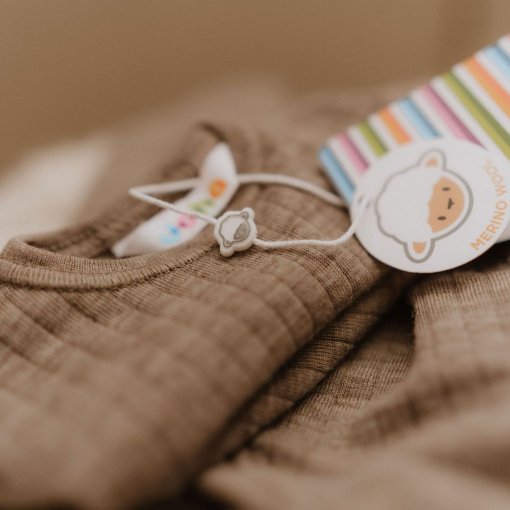 Romper 100% wol sesam met label