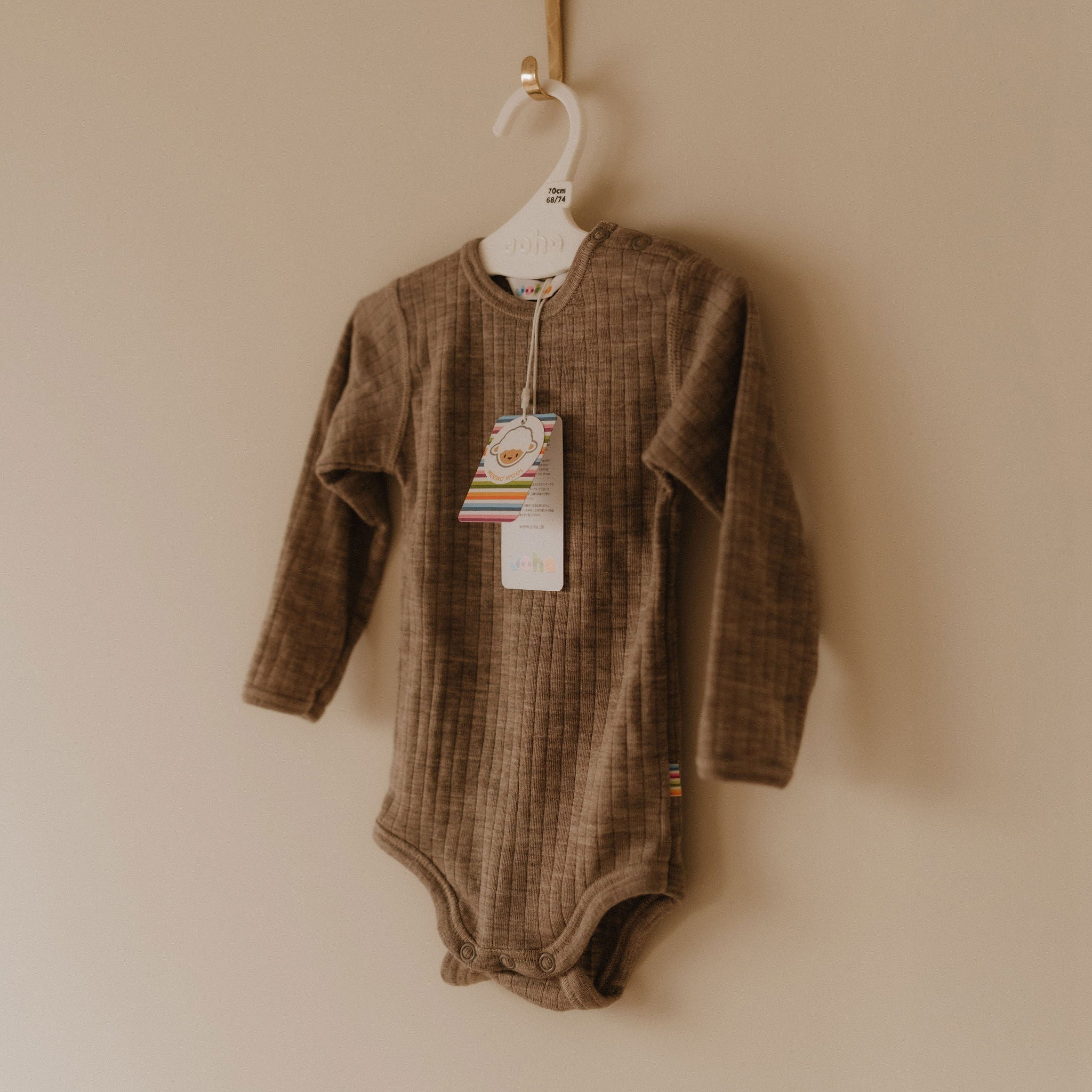 Romper 100% wol sesam hangt aan haakje