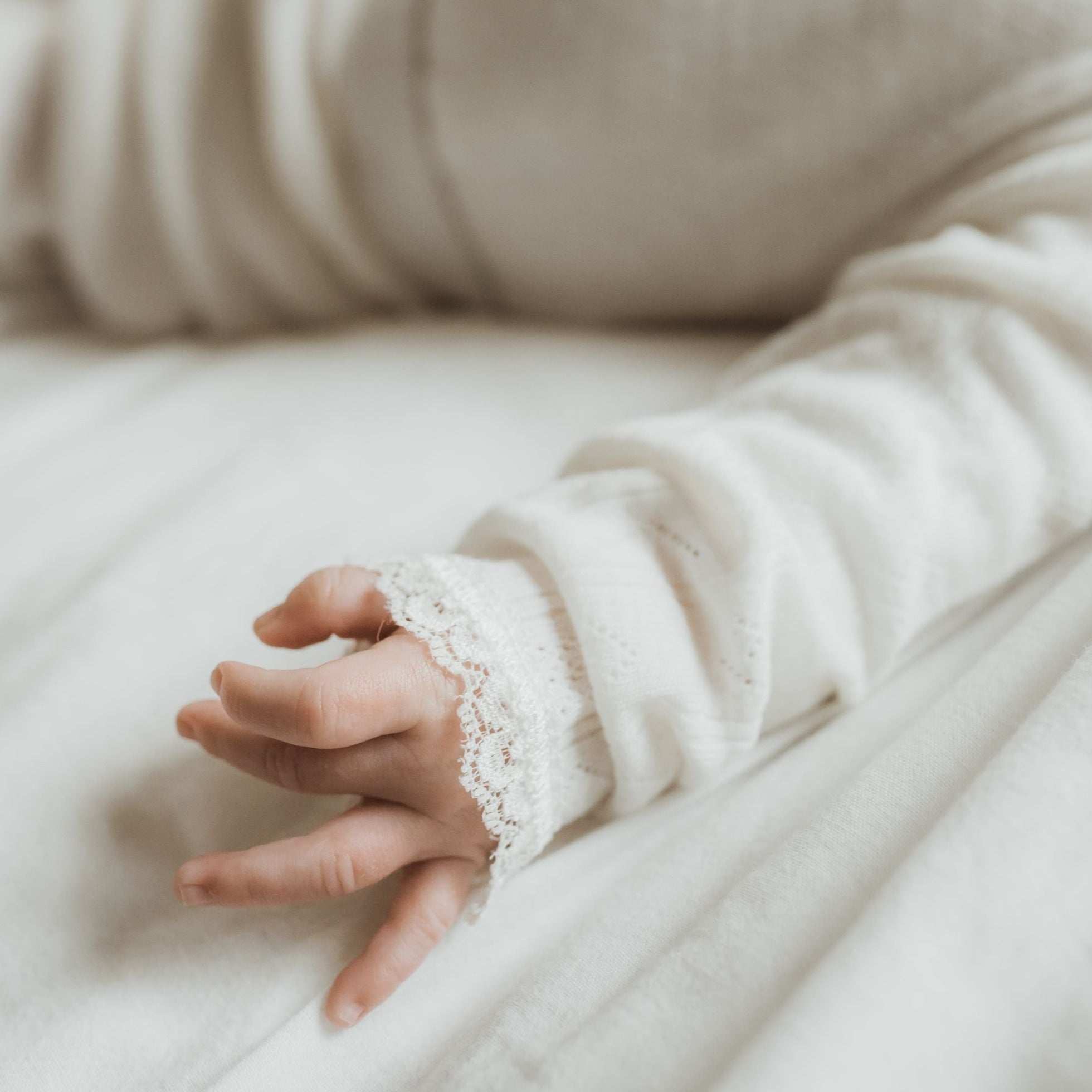 Romper Naturel Pointelle Joha zoom in handje.