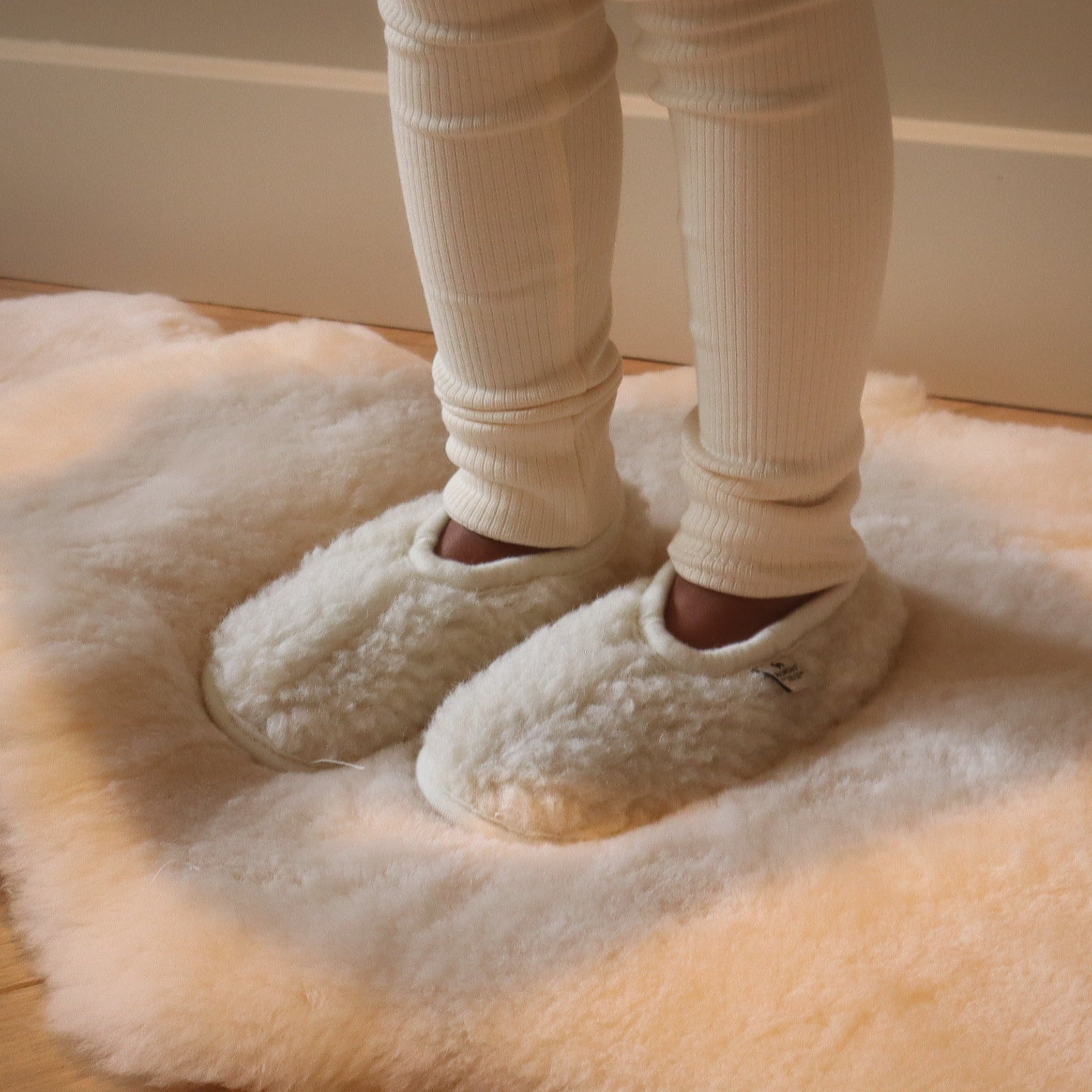 Naturel sloffen voor kinderen en volwassene in de kleur naturel gemaakt van wol van het merk Alwero.