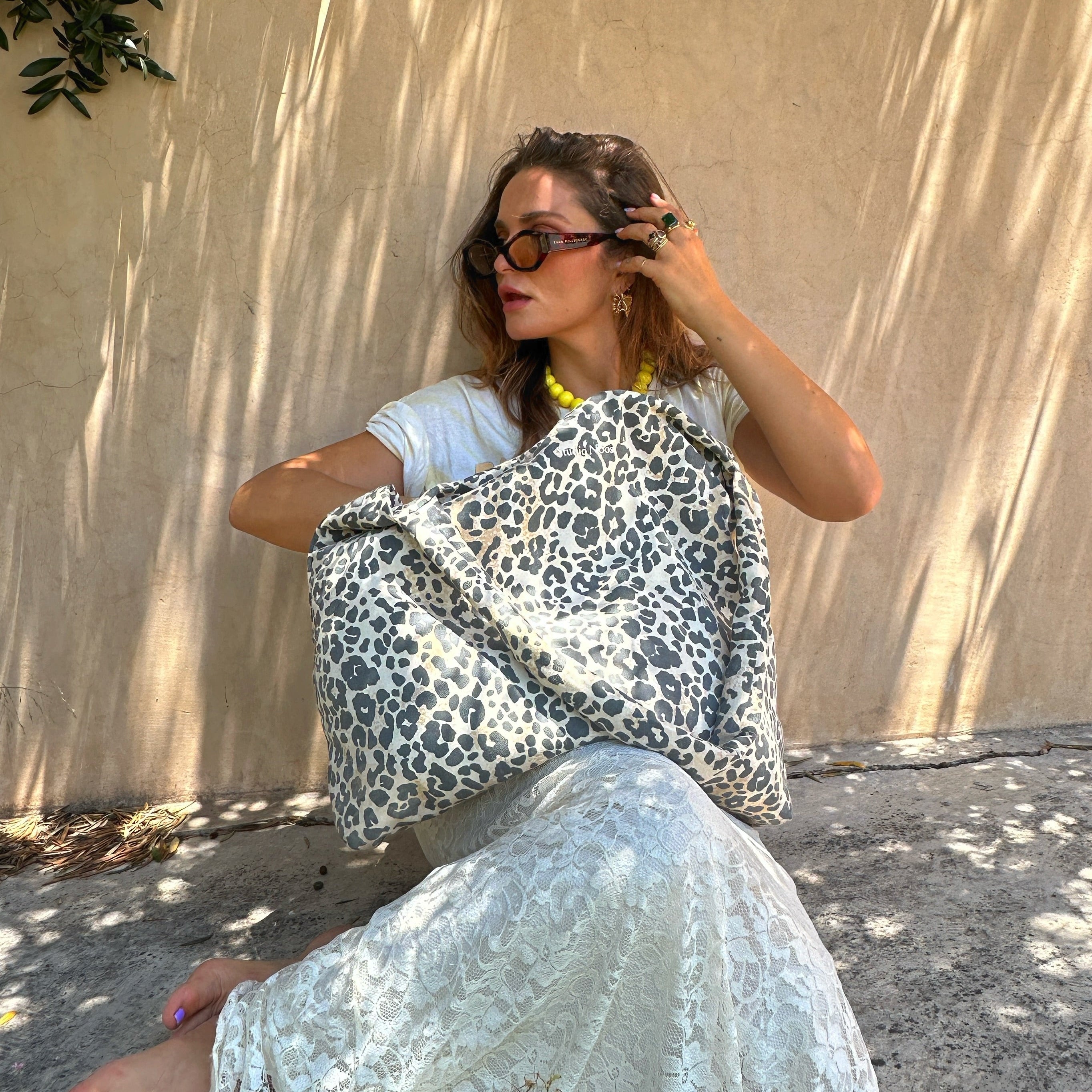 leopard tas bij vrouw