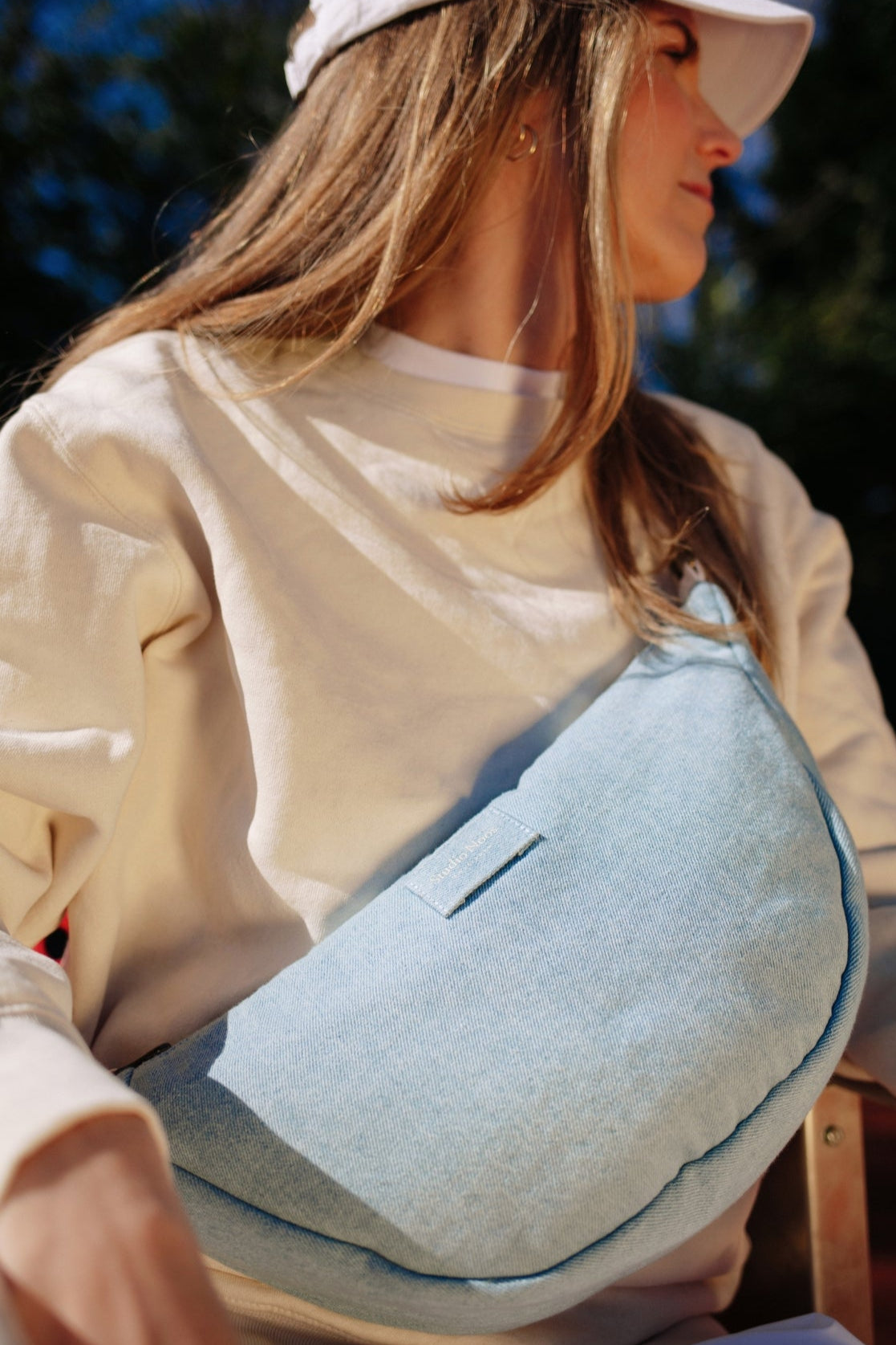 Studio NOOS denim fanny pack om bij moeder