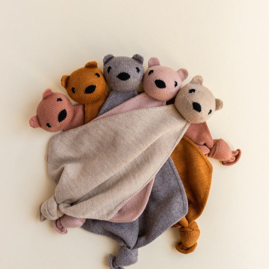 Gebreid speendoekje voor baby's in de kleur Blush van HVID. Gebreid speendoekje voor baby's in de kleur Blush van HVID verschillende kleuren.