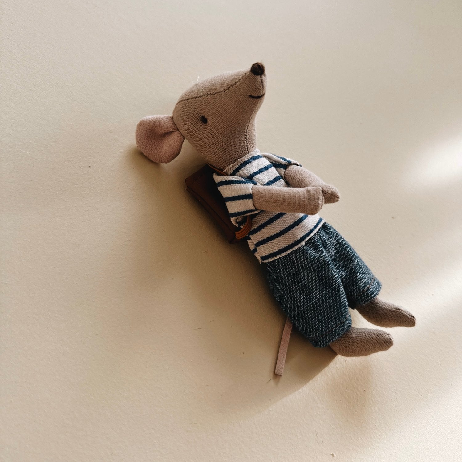 Tricycle mouse brother with bag Maileg zijkant