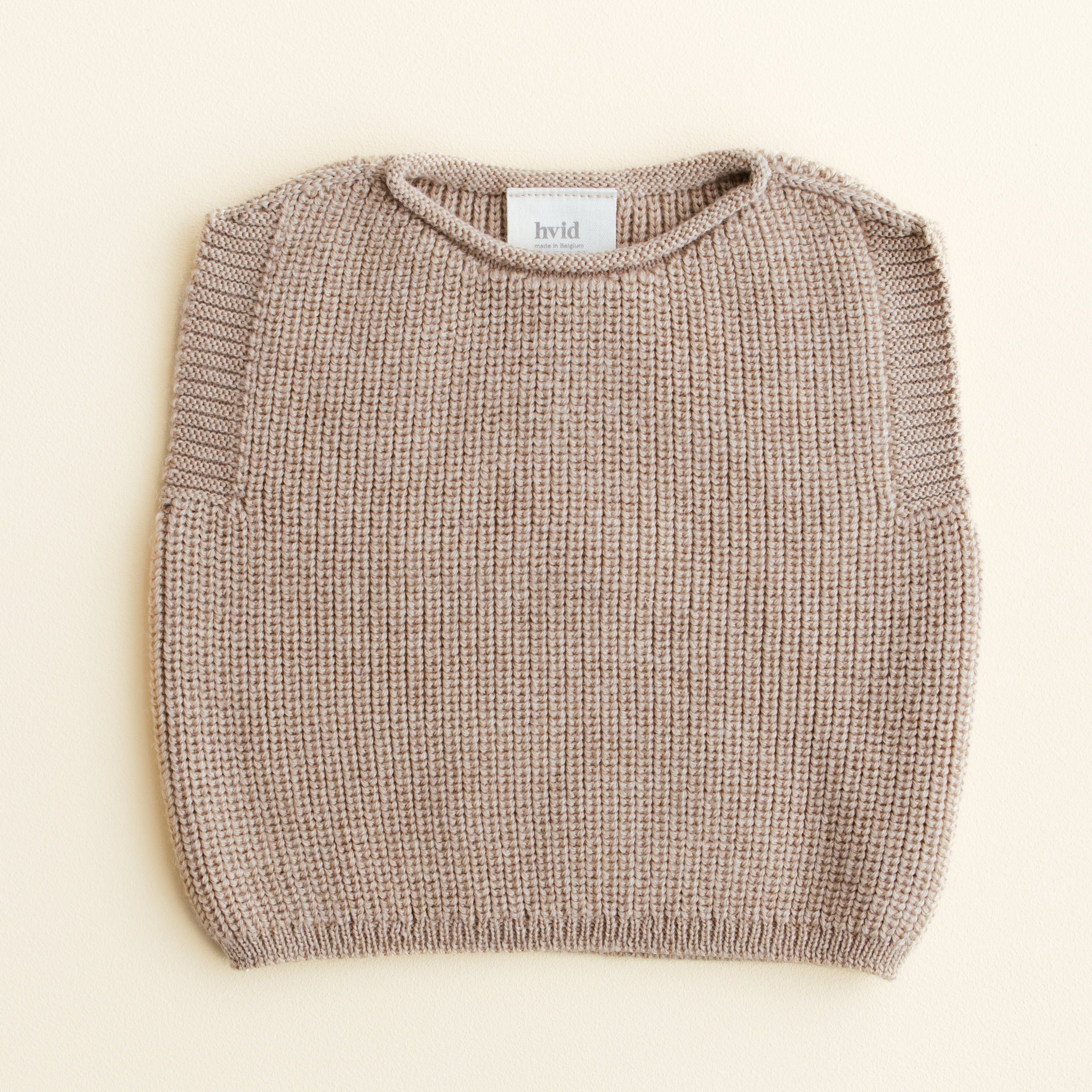 Dit leuke vest geeft net dat beetje extra warmte die je kleintje nodig heeft en zorgt voor een unieke look. Het vest is gemaakt van ultrazachte merino wol wat ervoor zorgt dat het huidje van je kleintje goed kan ademen. Wat erg fijn is dat dit geen strak vest is maar stretchy en zonder mouwen wat zorgt dat je kleintje erg lang kan dragen :)