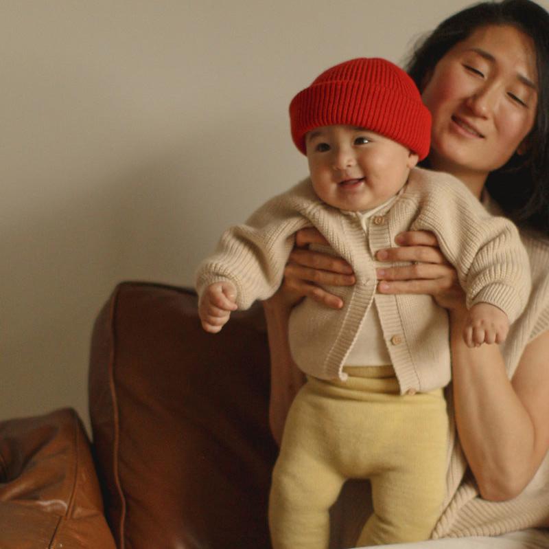 Vest baby cream Hvid voorzijde lifestyle.