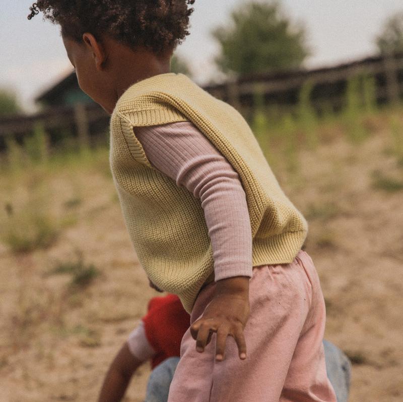 Vest kids light yellow lifestyle 6.