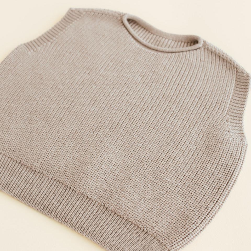 Vest kids sand hvid zoom in.