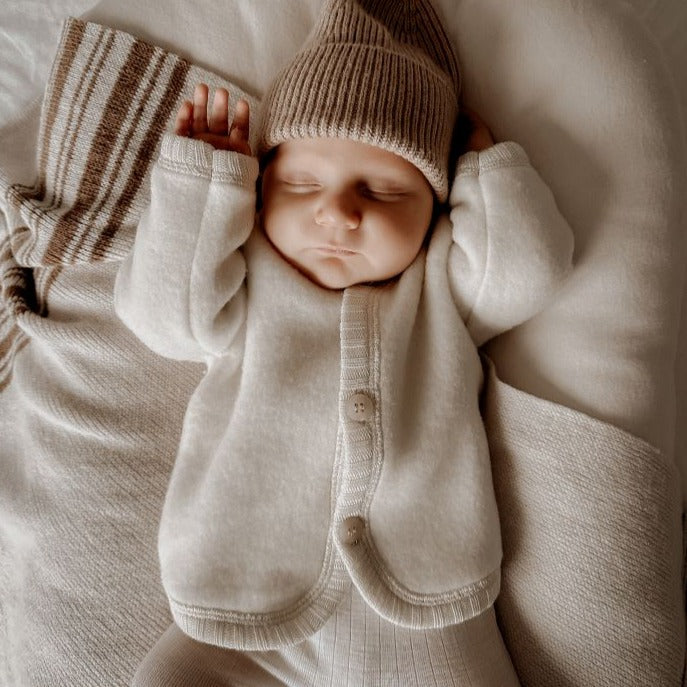 Wolfleece jasje van wol voor baby's in de kleur naturel van het merk Joha.