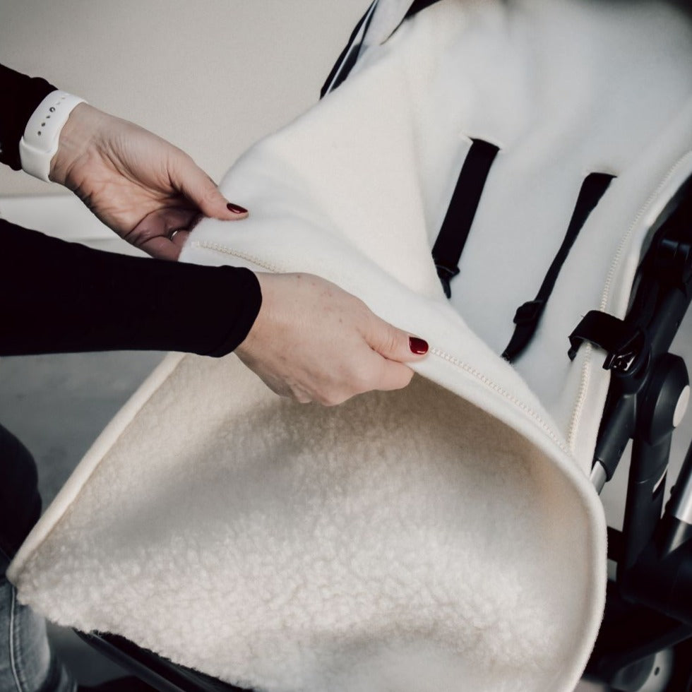 Voetenzak in de kleur beige gemaakt van wol voor baby's kinderen voor de kinderwagen van het merk Alwero.