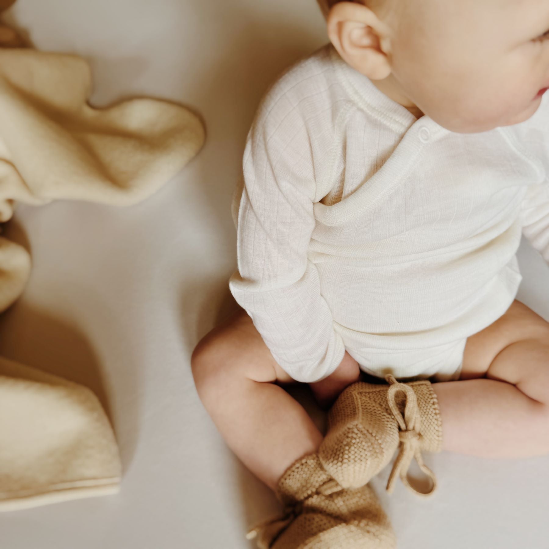 Wikkelromper in de kleur naturel met lange mouwen voor baby's gemaakt van wol van het merk Joha lifestyle zoom in 2.