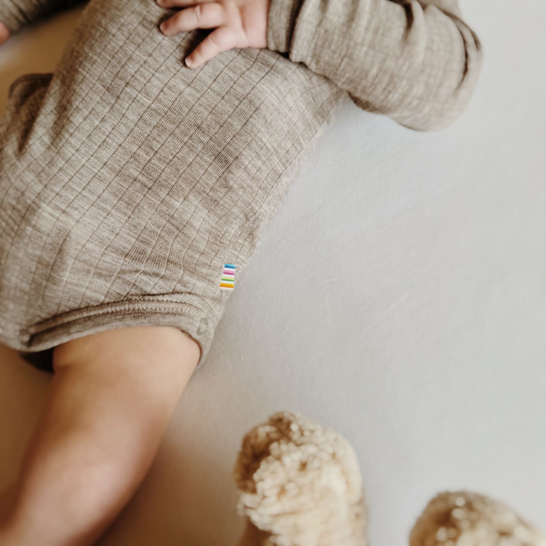 Wikkelromper Merino Wol Sesam Joha lifestyle zoom in.