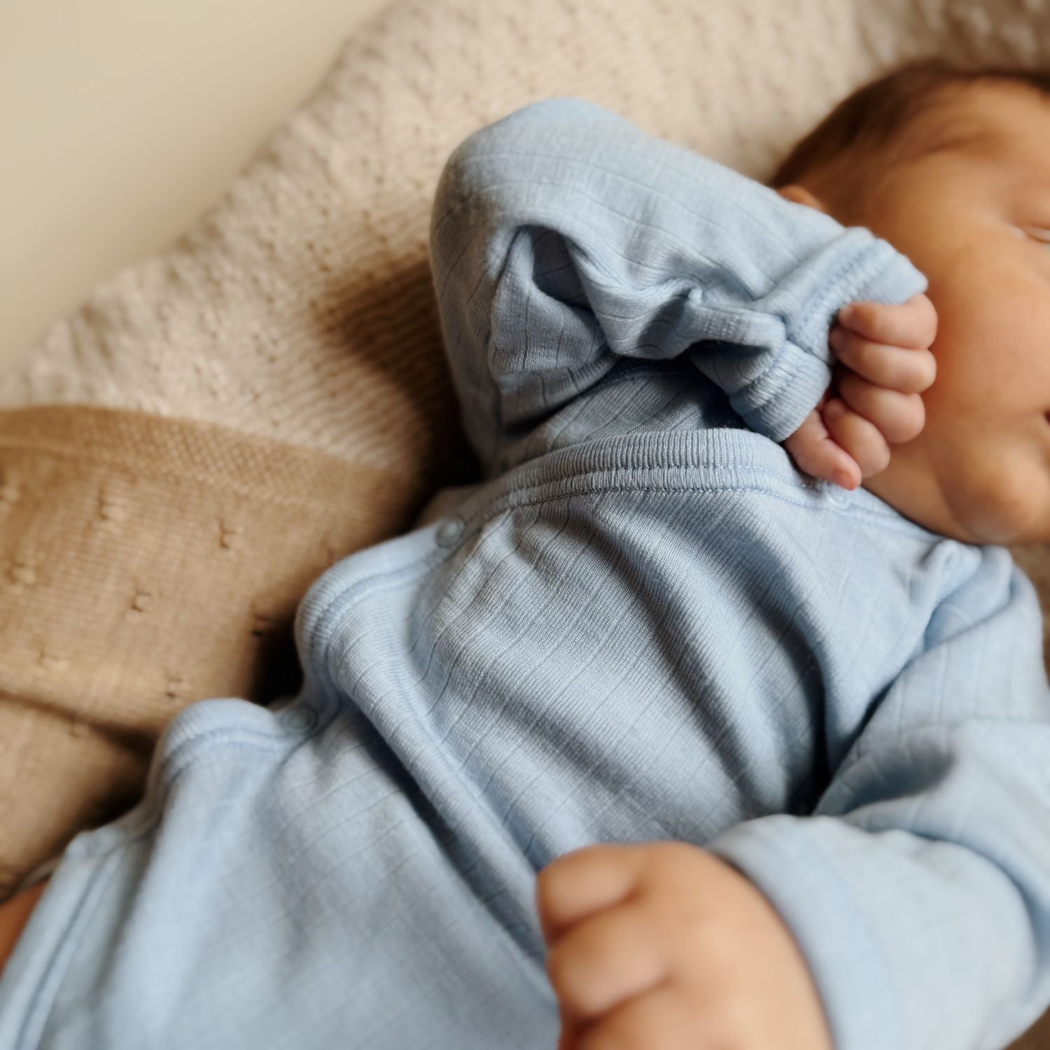 Wikkelromper merinowol blue Joha close up.
