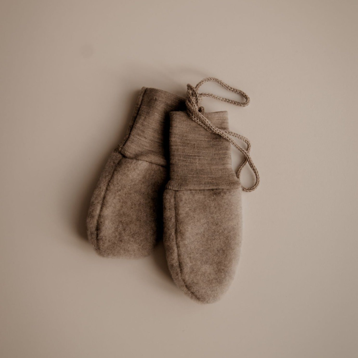 Bruine wollen wantjes van het merk Engel Natur voor baby's (kinderen).