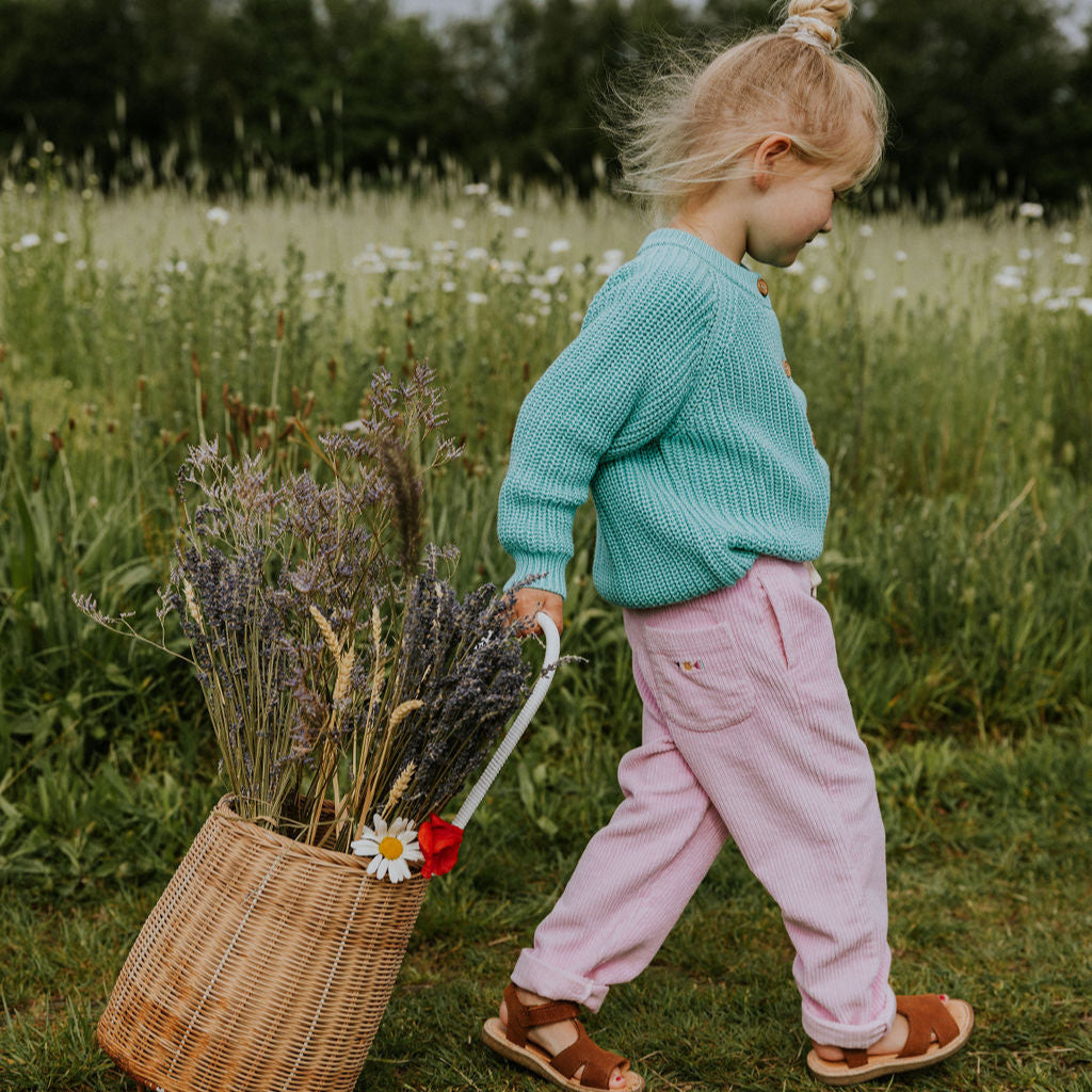 Yuki Trousers Beau BUBBLE GUM PINK zijkant bij meisje aan