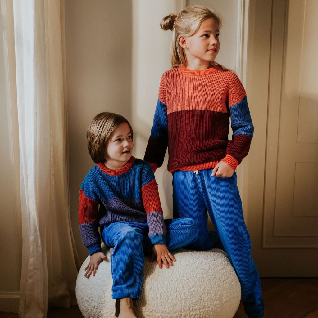 Twee jongens met de blauwe corduroy broek met een wit strikje voor kinderen van het merk Yuki