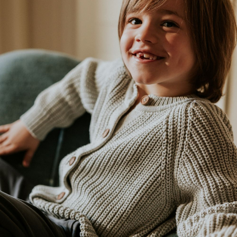 Grijs gehaakt vestje aan bij jongen