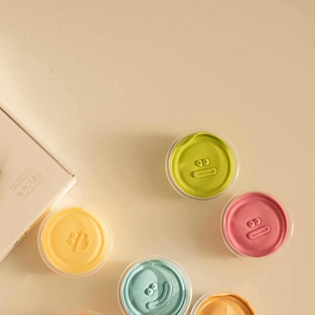 Klein voor kinderen in verschillende potjes en kleuren om mee te knutselen. Deze set bevat vissen om te maken.