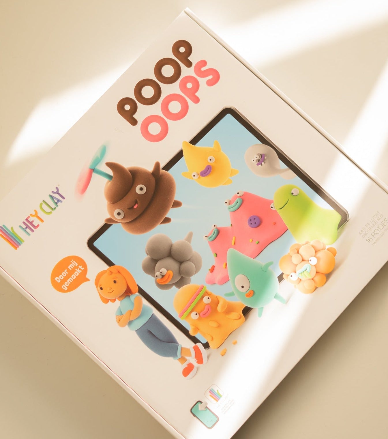 Klein voor kinderen in verschillende potjes en kleuren om mee te knutselen. Deze set bevat vissen om te maken.