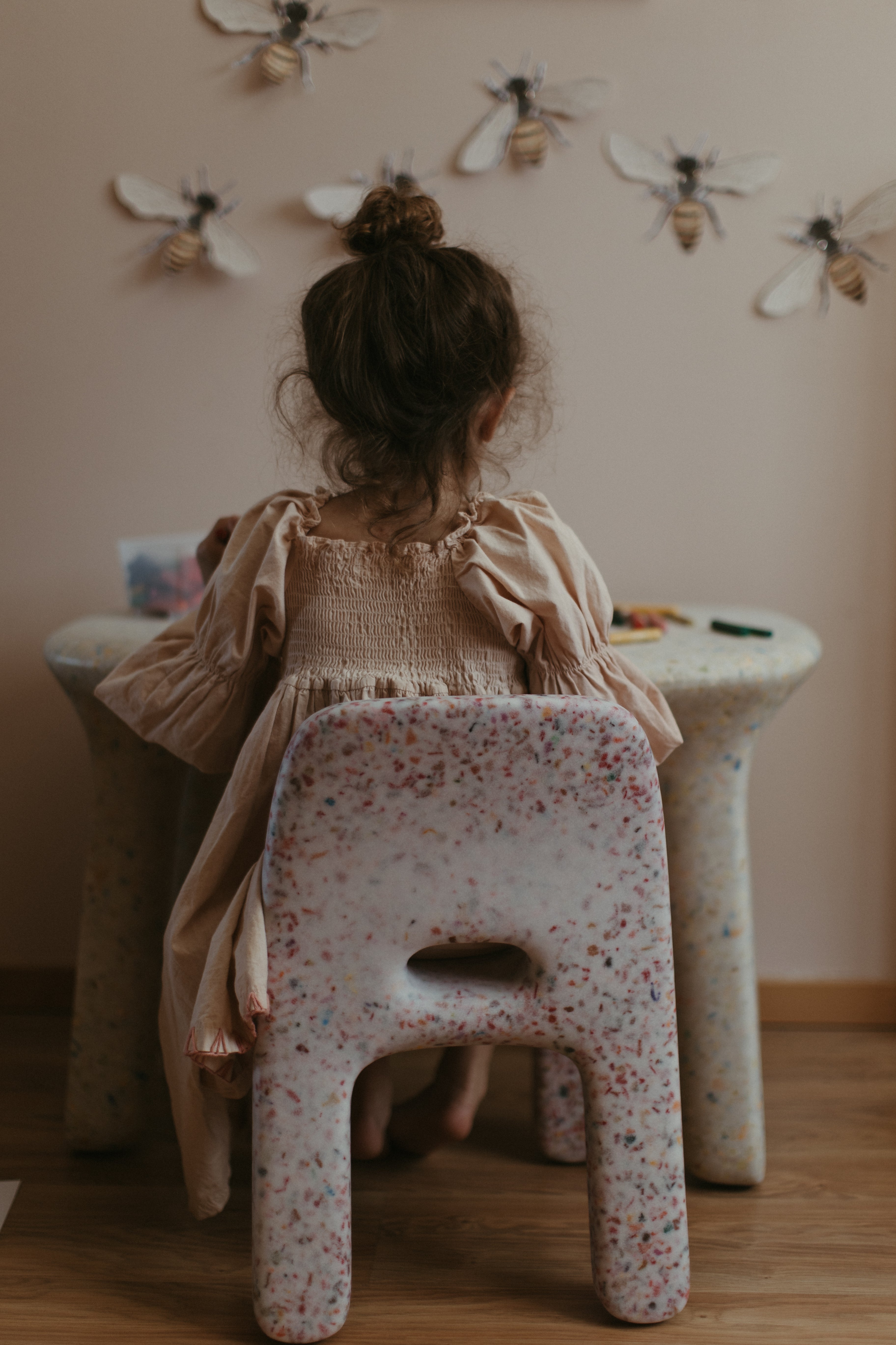 kindje op Charlie chair strawberry van achterzijde