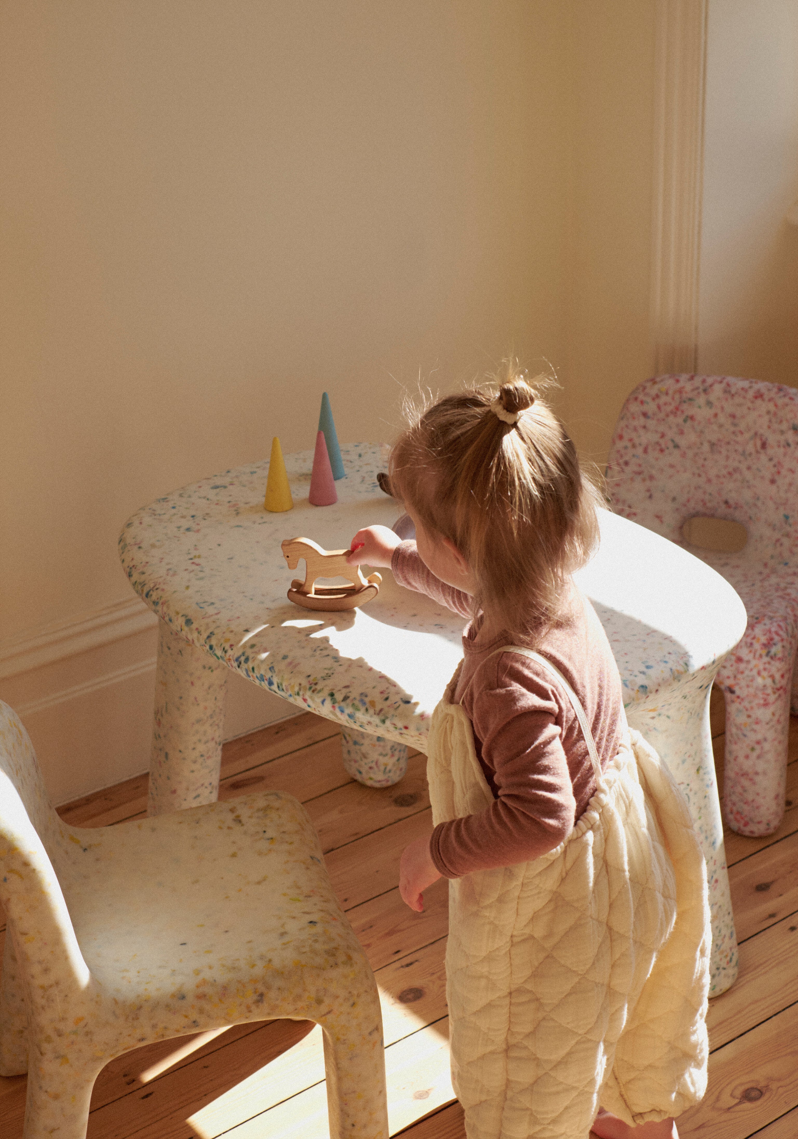 kindje speelt op tafel Charlie chair vanilla strawberry