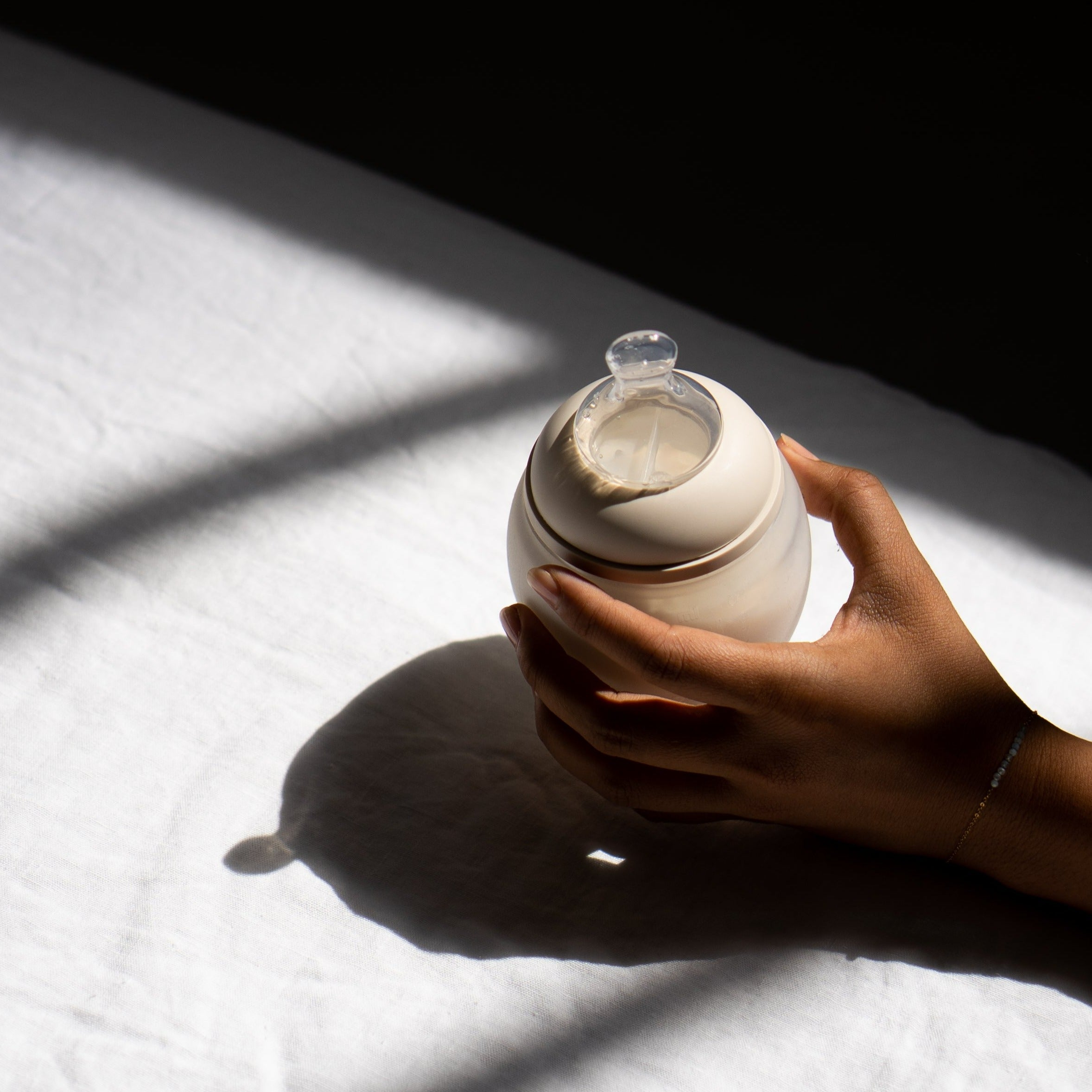 Babyflesje in de vorm van de borst van de moeder in de kleur wit van het merk Elhee.