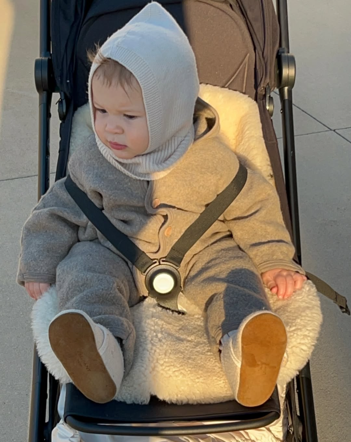 wolfleece overall Engel Natur kindje in buggy