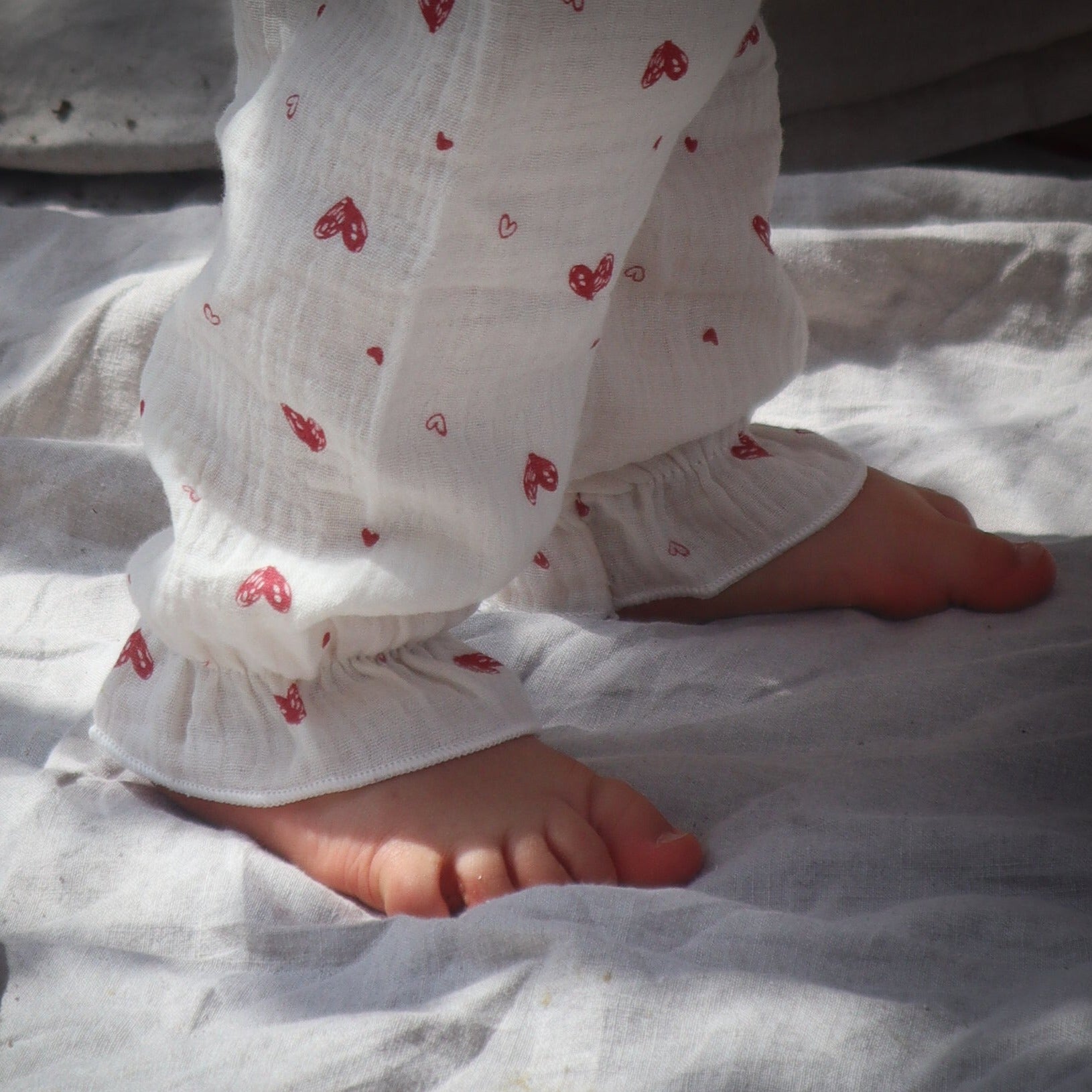 Pyamabroek voor baby's / kinderen met hartjes erop.