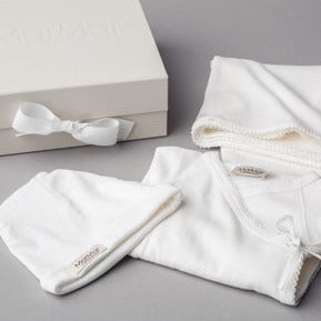 Geschenkbox met daarin een newborn setje bestaande uit een body en broek met voetjes van Mar Mar Copenhagen.
