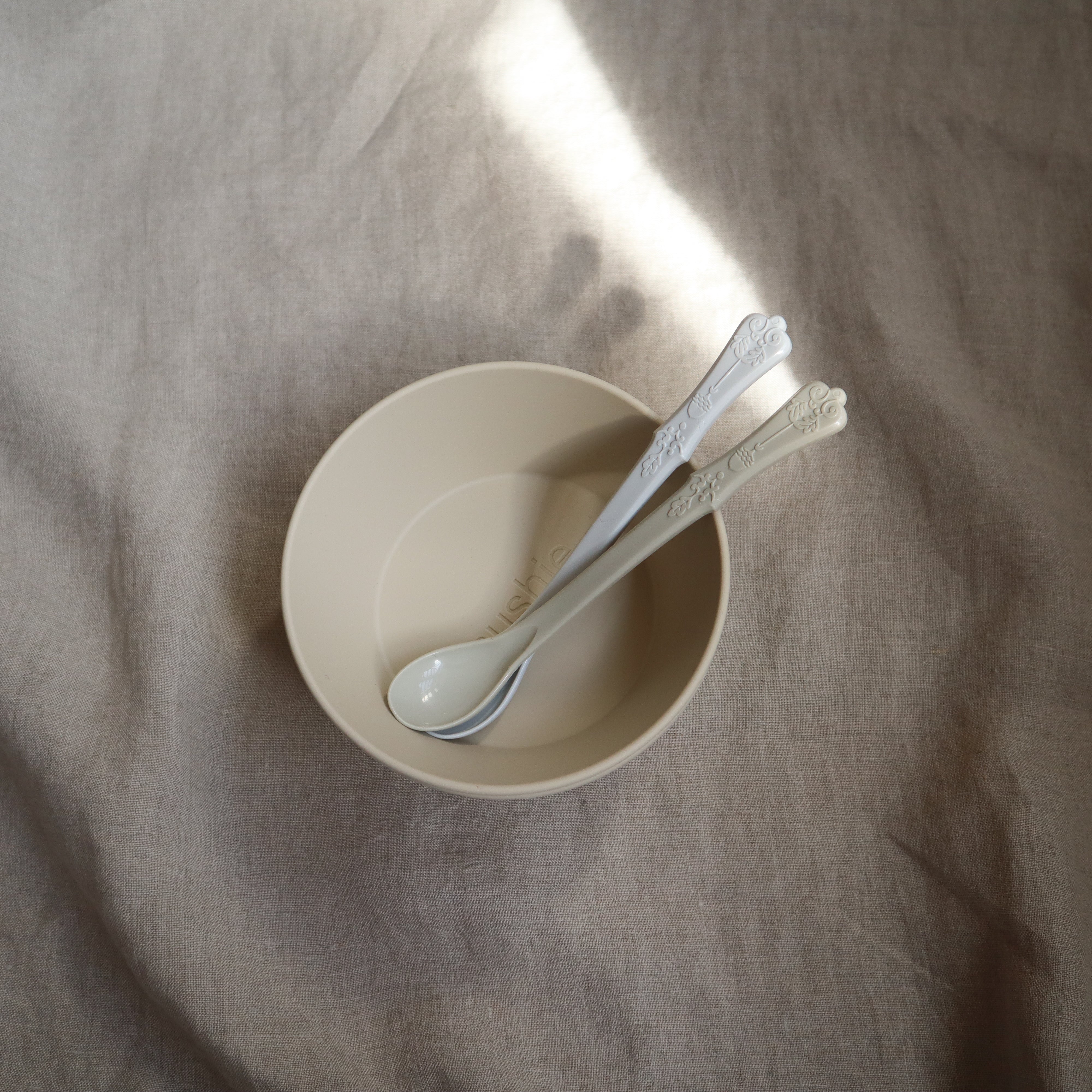 Twee kommetjes voor kinderen om uit te eten in de kleur naturel van Mushie.