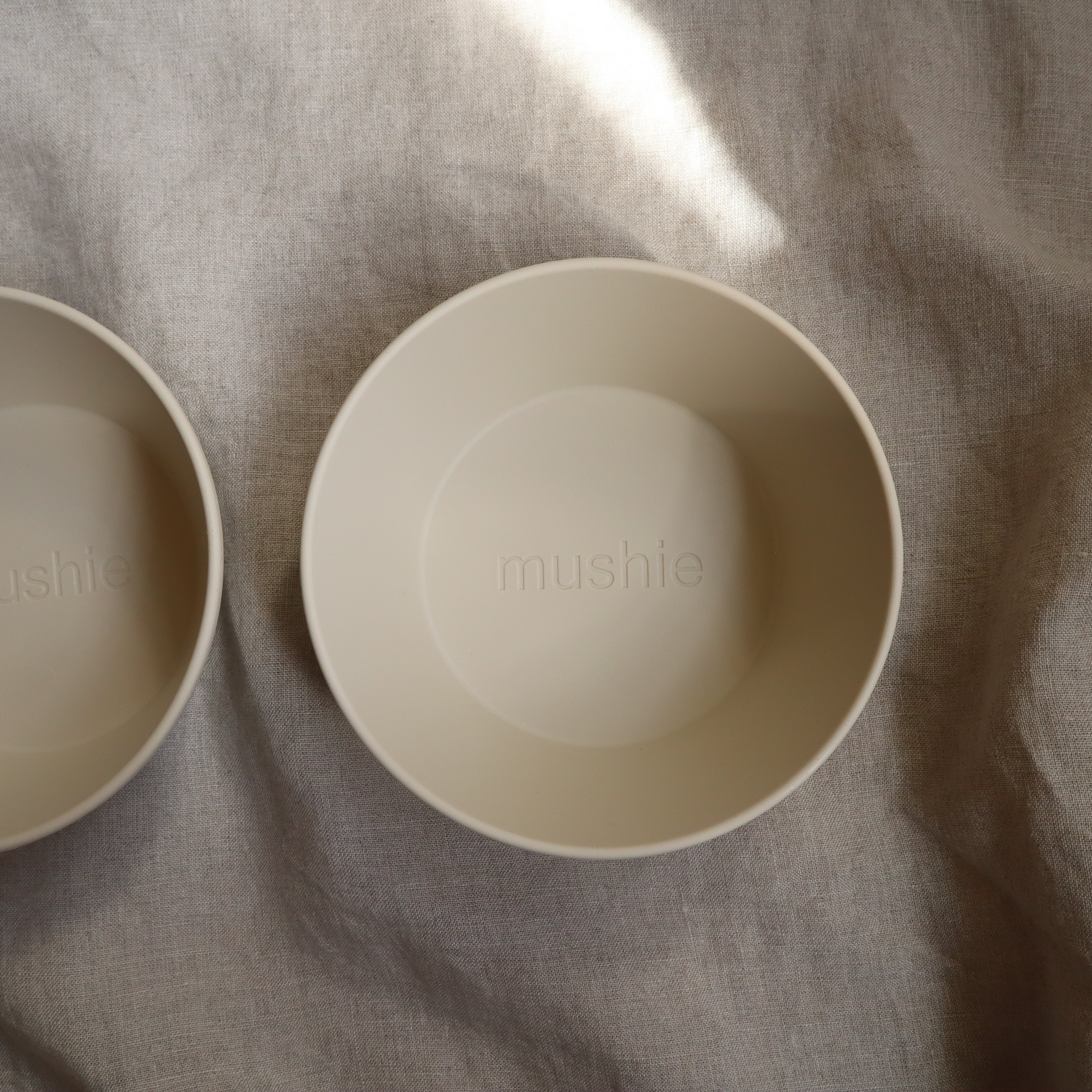 Twee kommetjes voor kinderen om uit te eten in de kleur naturel van Mushie.