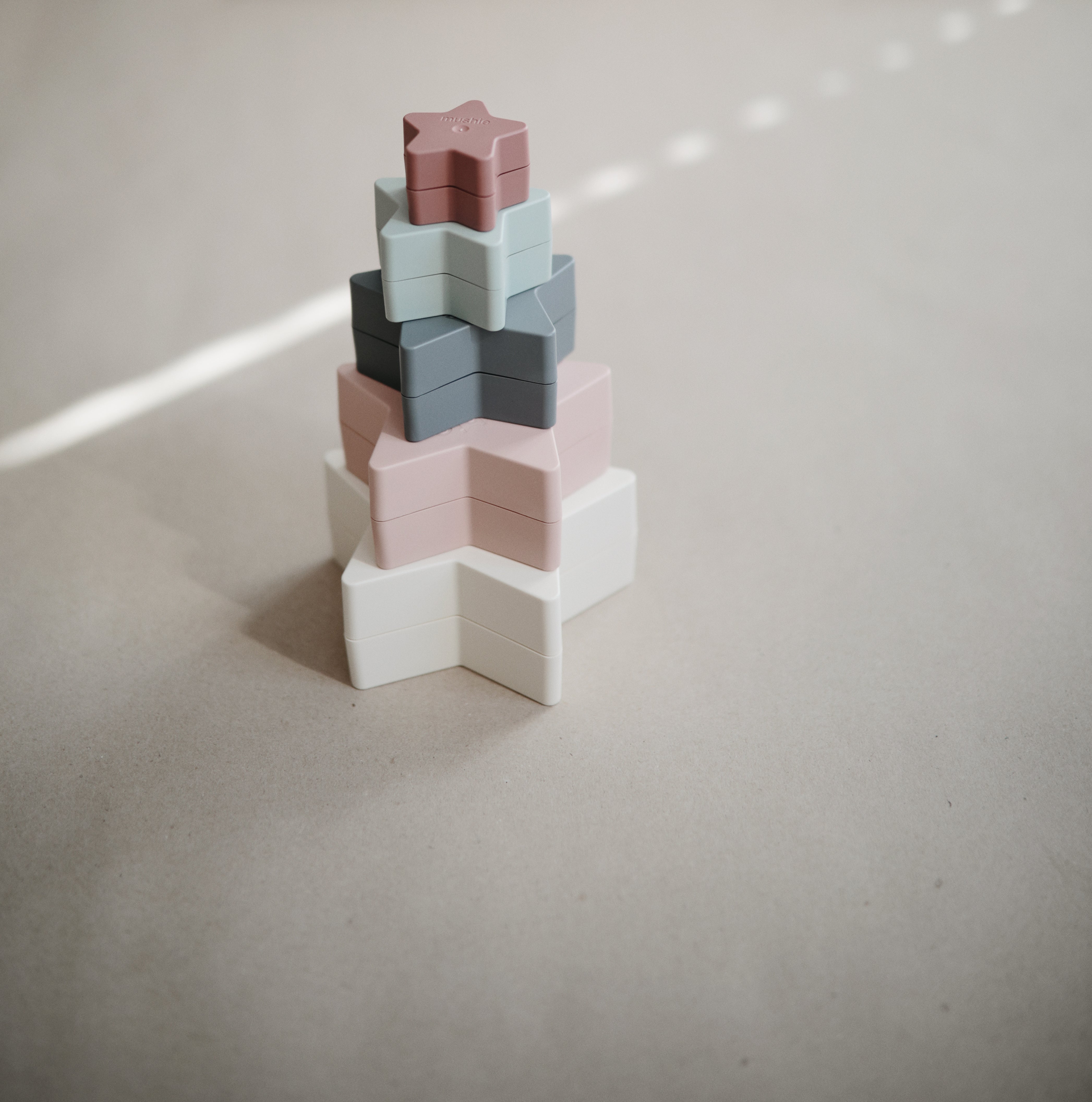 Nesting star set om in elkaar te zetten in de vorm van een ster van Mushie.