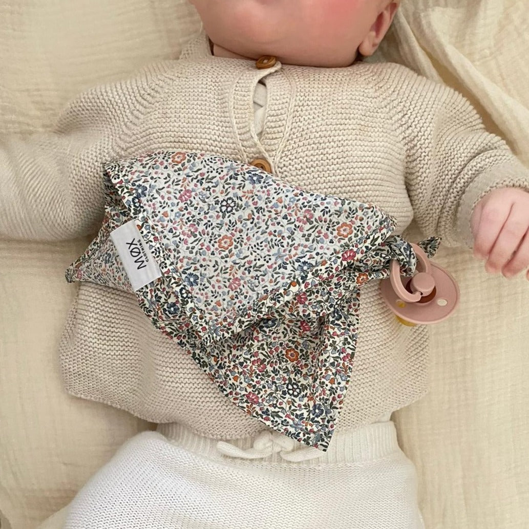 Speendoek gemaakt van Liberty Londen stof met floral print voor baby's.